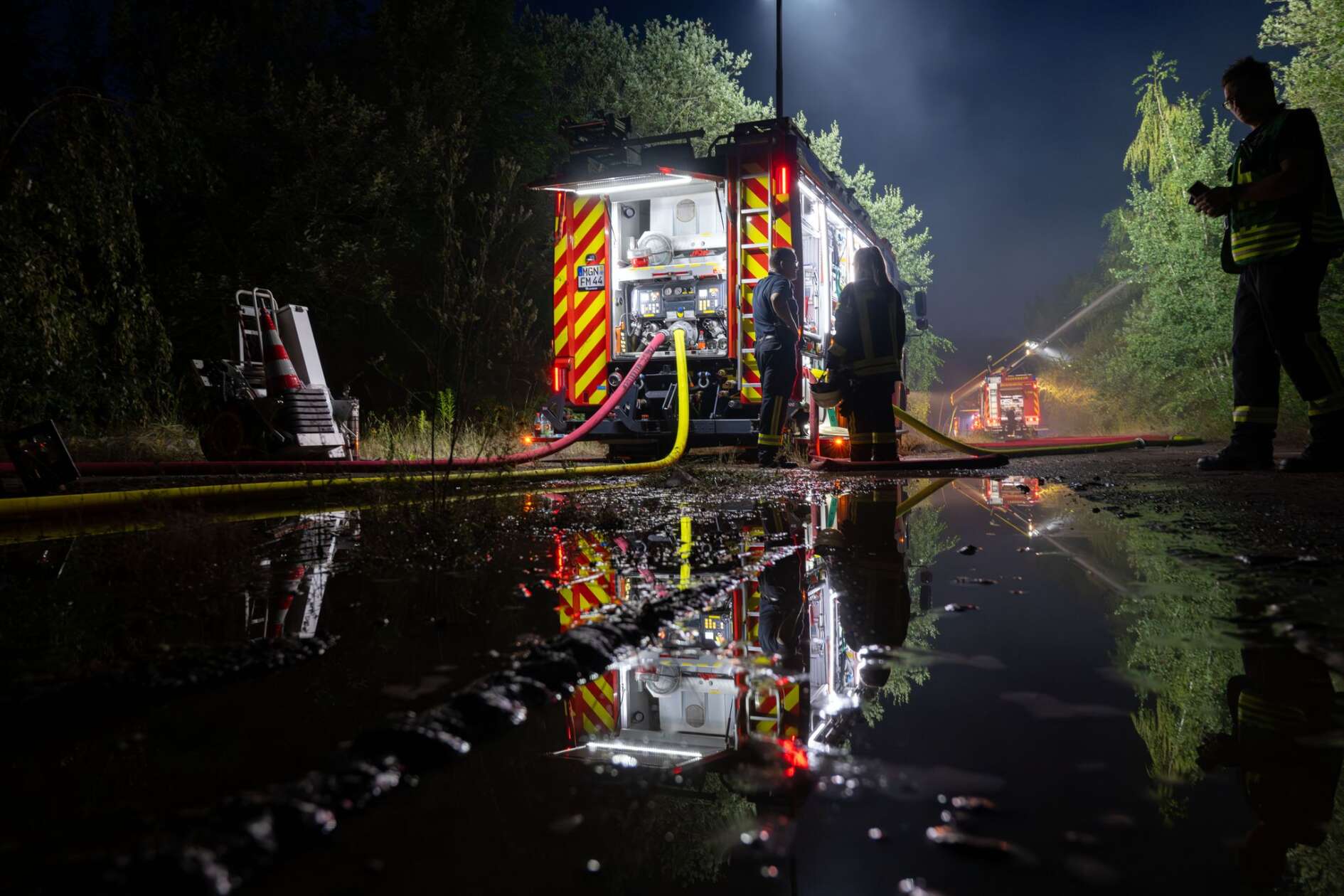 Großbrand hinter Dampflokwerk: Halle einsturzgefährdet